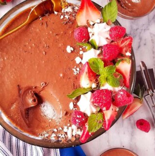 mousse de chocolate com frutas vermelhas em ramekins