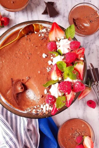 mousse de chocolate com frutas vermelhas em ramekins