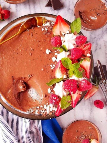 mousse de chocolate com frutas vermelhas em ramekins