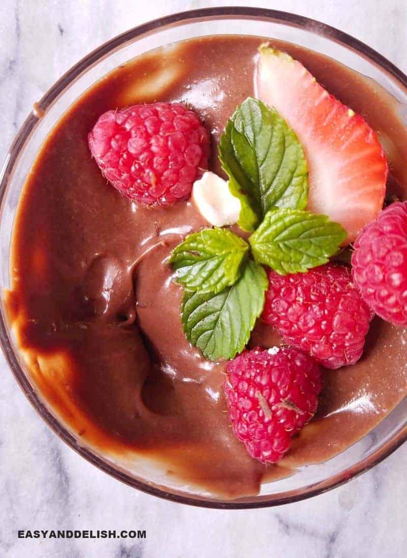 mousse de chocolate simples com frutas vermelhas e hortelã