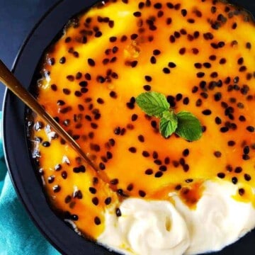 mousse de maracujá simples com uma colher ao lado