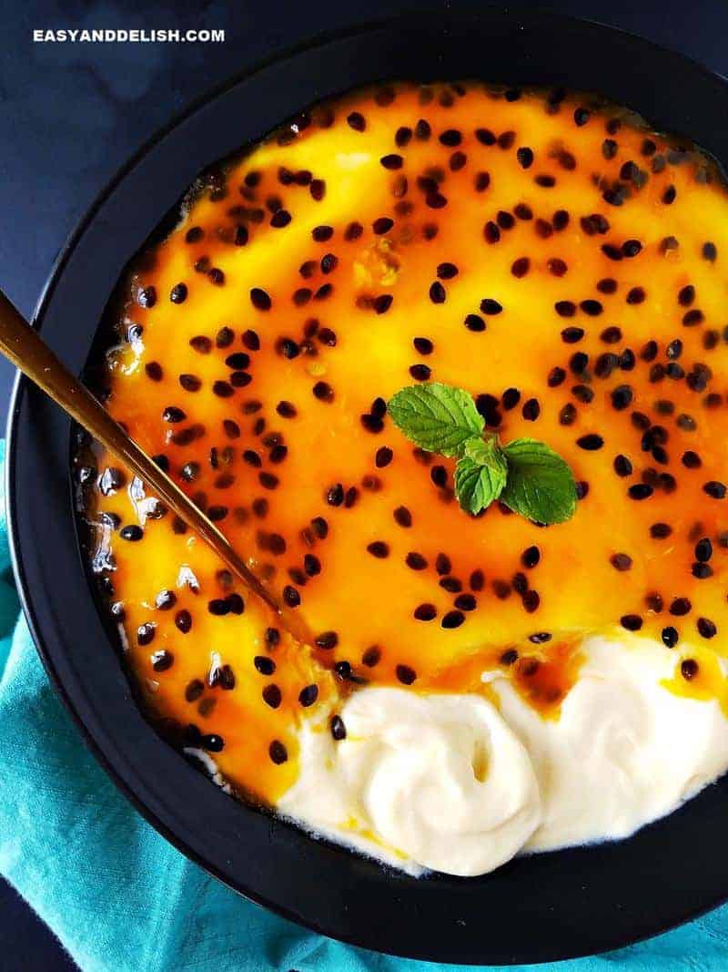 mousse de maracujá in a bowl with spoon on the side