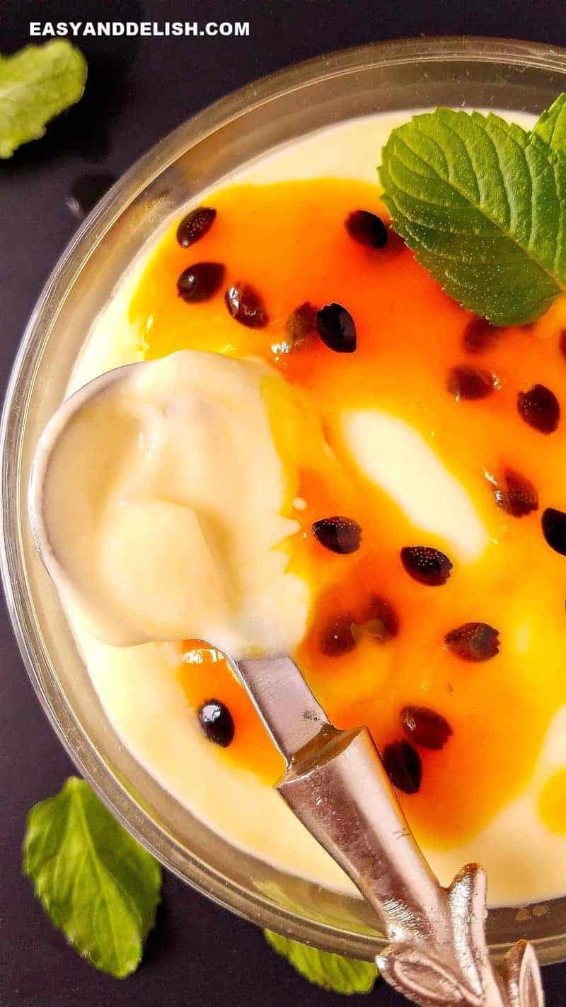 close up de mousse de maracujá sendo comido com uma colher