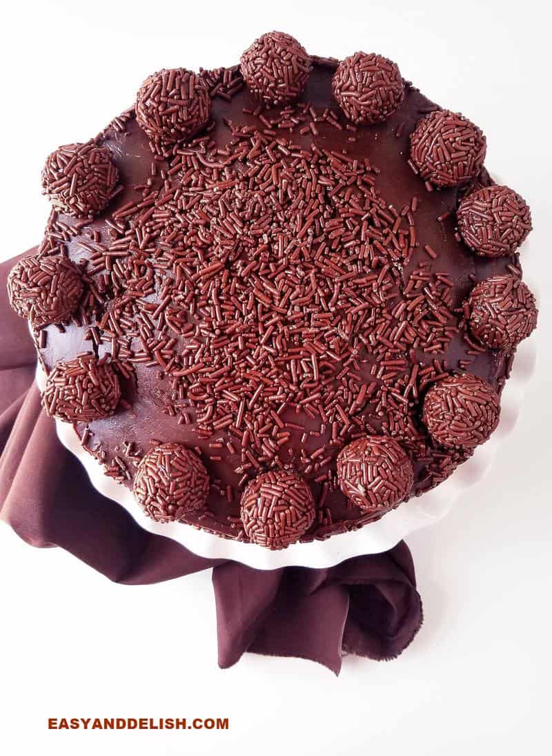 bolo de brigadeiro inteiro com brigadeiros no topo