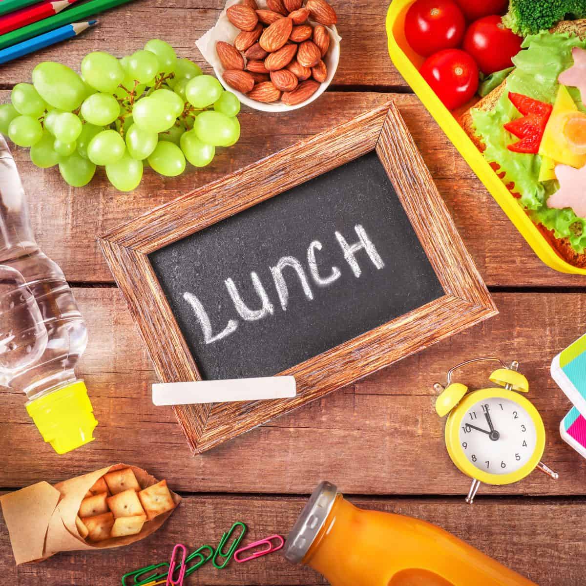 Alt text: Easy school lunch ideas for kids with sandwich, fruit, vegetables, and snacks.