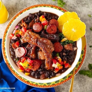 um prato de feijoada simples e seus acompanhamentos