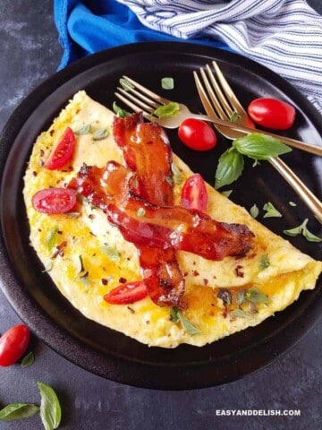 omelete simples em um prato com queijo, bacon e verduras