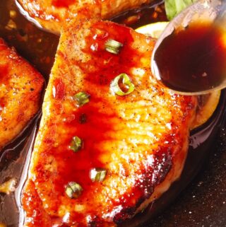 costeleta de porco regada com molho teriyaki