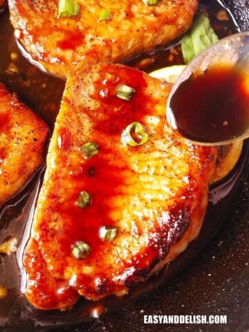 costeleta de porco regada com molho teriyaki