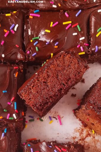 bolo de chocolate simples fatiado decorado com granulado por cima