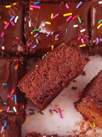 bolo de chocolate simples fatiado decorado com granulado por cima