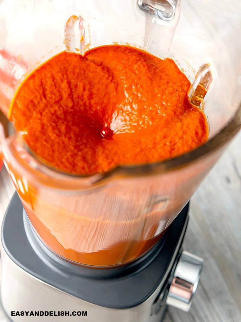 molho de tomate caseiro rápido sendo batido no liquidificador