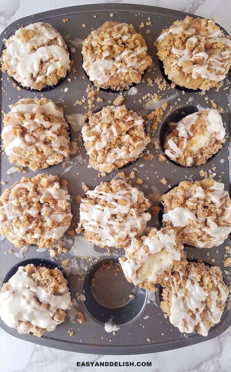 bolinhos de canela dentro de uma forma de muffins ou cupcakes