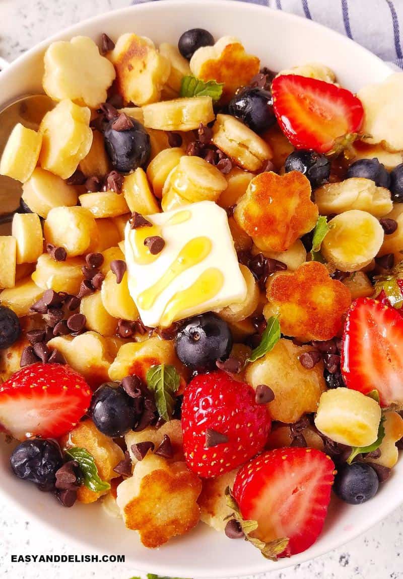 comida em uma tigela com frutas, mel e manteiga