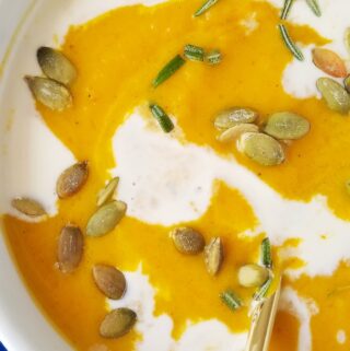 sopa de abóbora em uma tigela