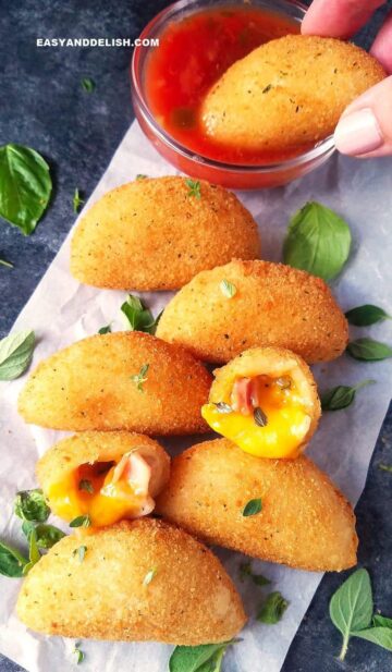 risoles servidos com molho