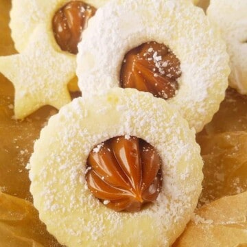 um monte de alfajores em um prato