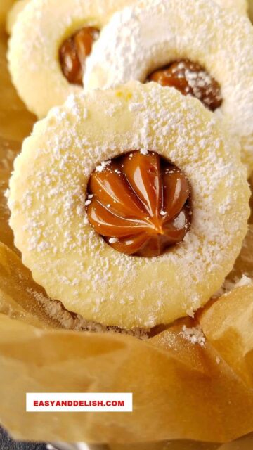 close up de um alfajor emfileirado com outros atrás