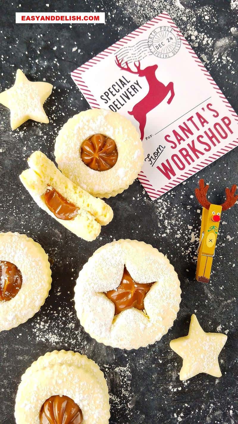 um monte de alfajor em uma mesa com um cartão de natal