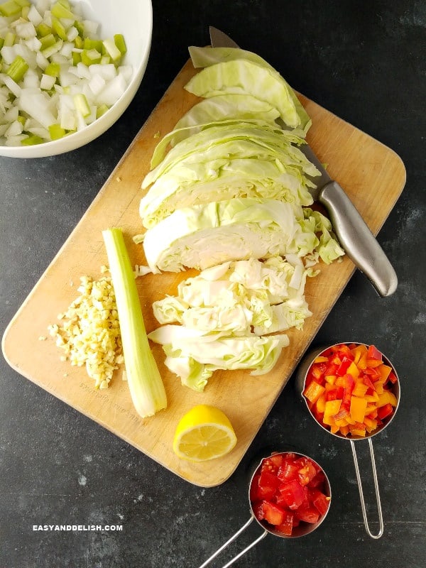 Verduras numa tábua de carne e ao lado.