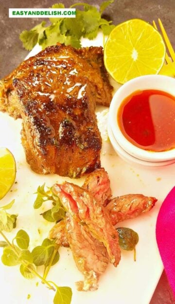 fraldinha para churrasco fatiada com marinada ao lado