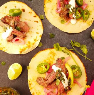 3 tacos mexicanos sobre uma mesa