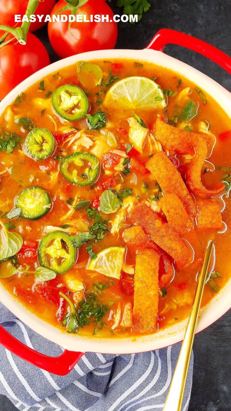 sopa de tortilla com uma colher ao lado