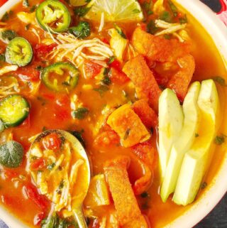 close up de sopa com frango em uma tigela