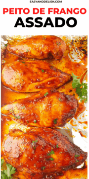peitos de frango assados em uma assadeira