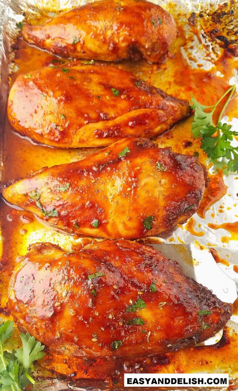 peitos de frango assados em uma assadeira
