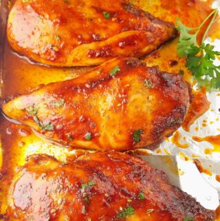 peito de frango assados em uma assadeira