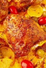 vicino al forno con osso cosce di pollo in un foglio di pan