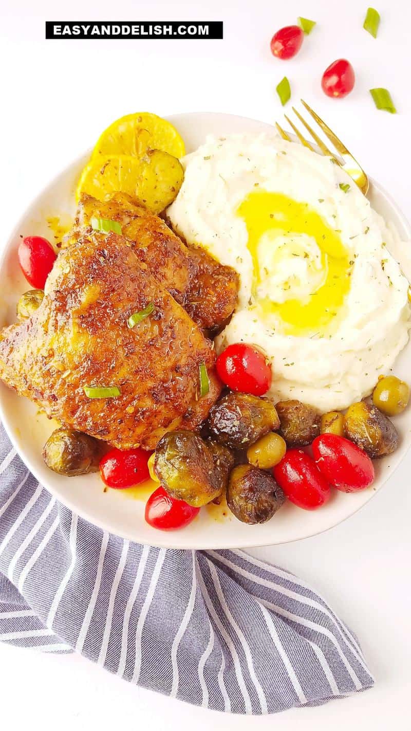  carne en un plato con algunos lados