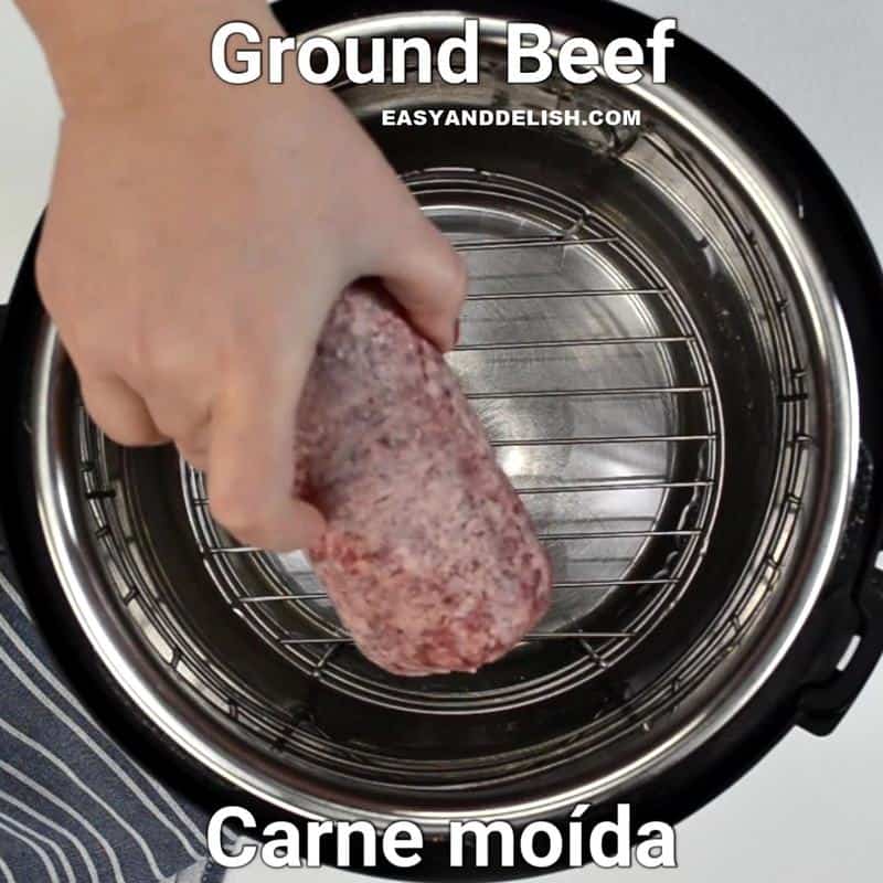 colocando a carne moída congelada na grade da panela de pressao elétrica