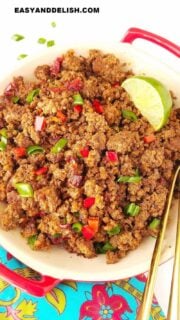 close up de uma tigela de carne moída feita na panela de pressão