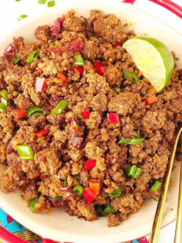 close up de uma tigela de carne moída feita na panela de pressão