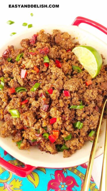 close up de uma tigela de carne moída feita na panela de pressão