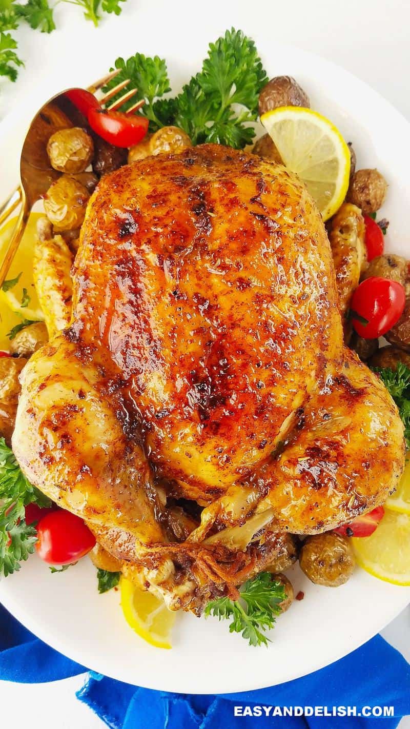 frango em um prato com verduras ao lado