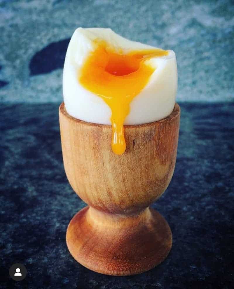 image mostrando um ovo cozido com gema mole