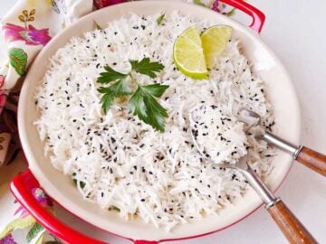 arroz basmati soltinho com limáo e sementes de gergelim por cima