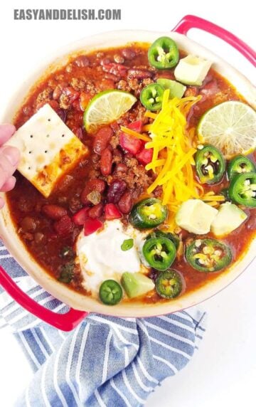 uma tigela de chilli com acompanhamentos em cima