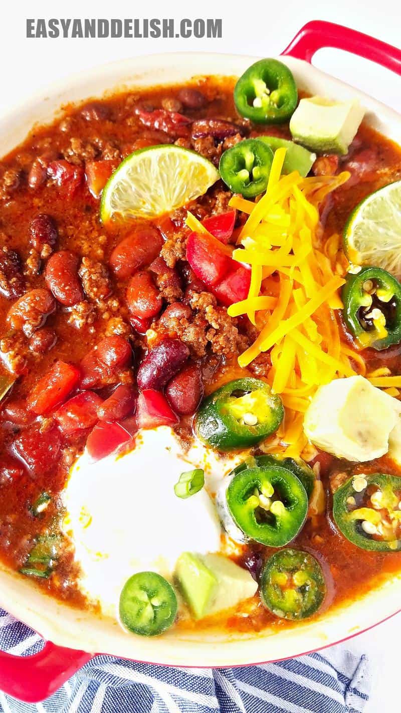 close up de chilli com guarnições em cima