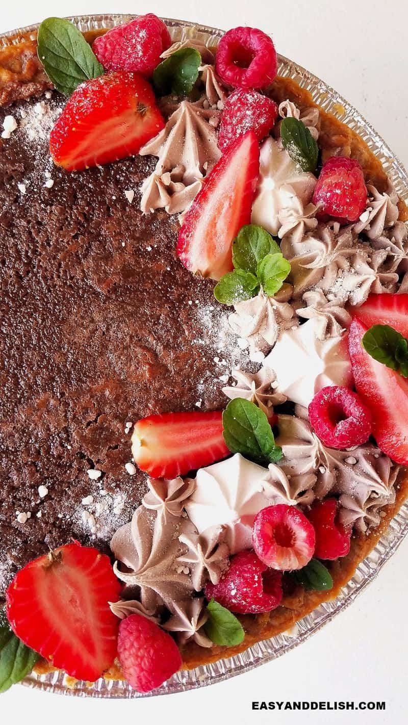 metade de uma torta de brownie