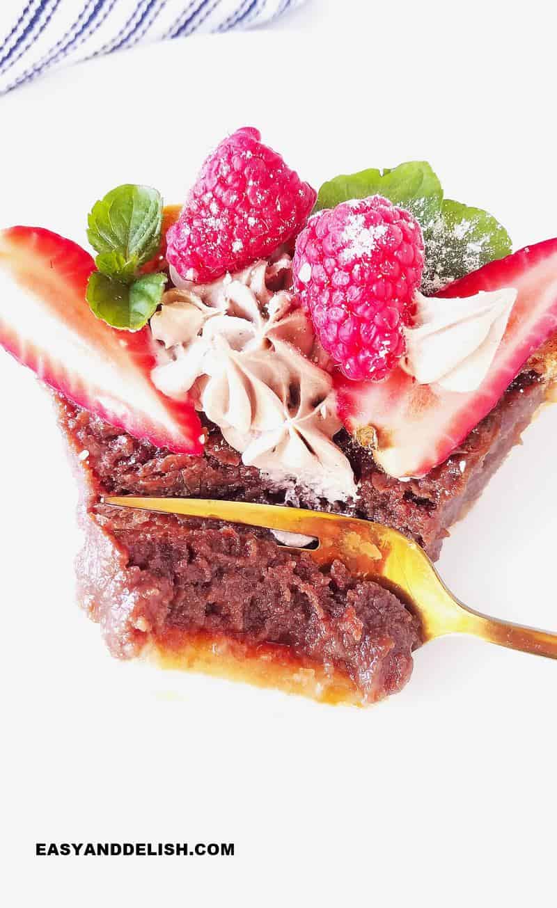 um garfo com um pedaço de torta brownie