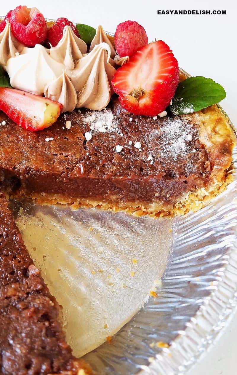 torta brownie em uma forma parcialmente fatiada