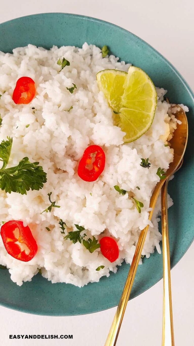 arroz jasmim cozido e servido em uma tigela