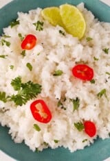 close up de arroz jasmim com pimenta e limão no topo