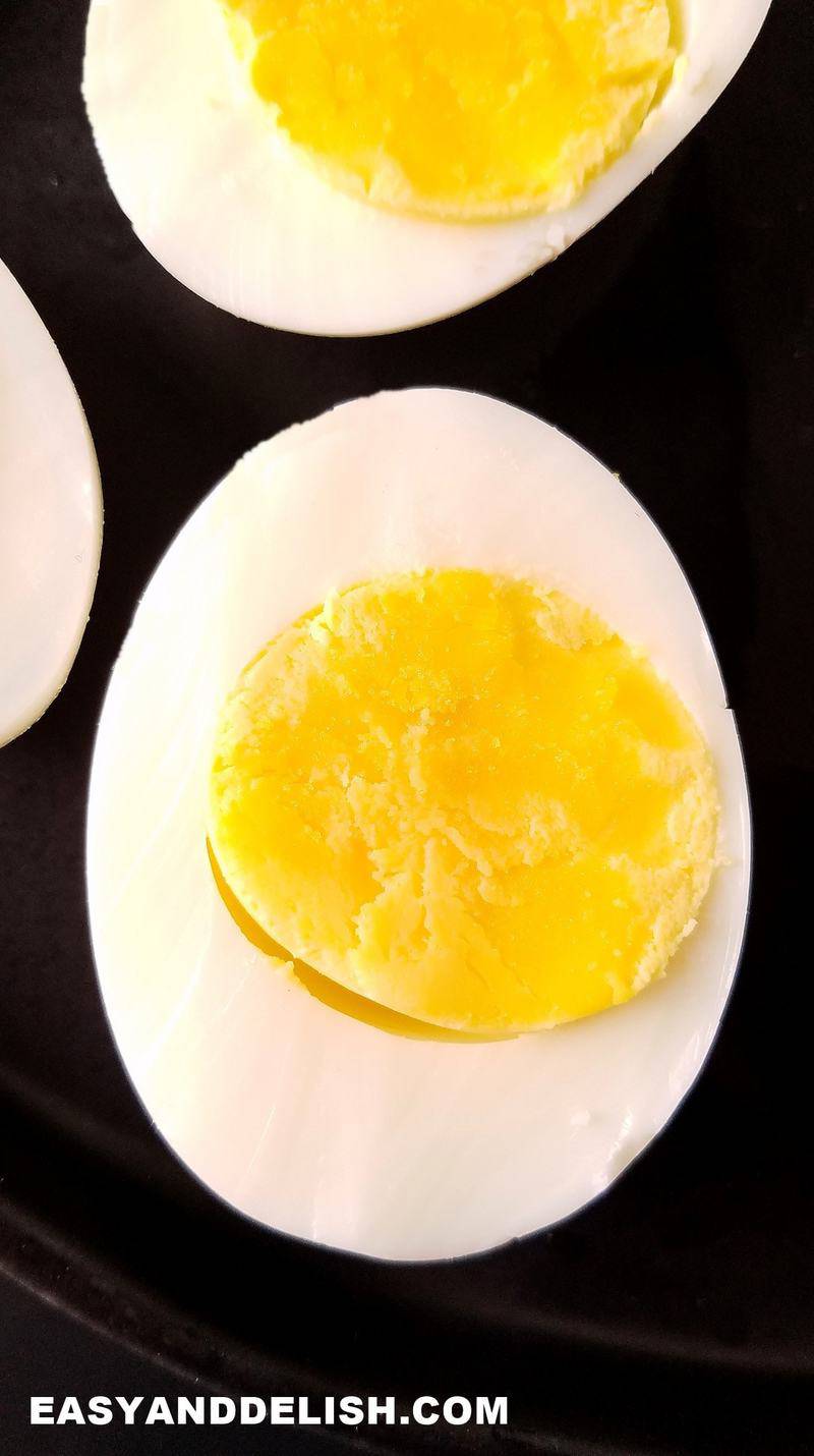 close up de um ovo cozido em ponto medio