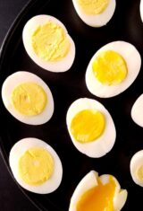 ovos cozidos com gemas moles, em ponto medio e duras