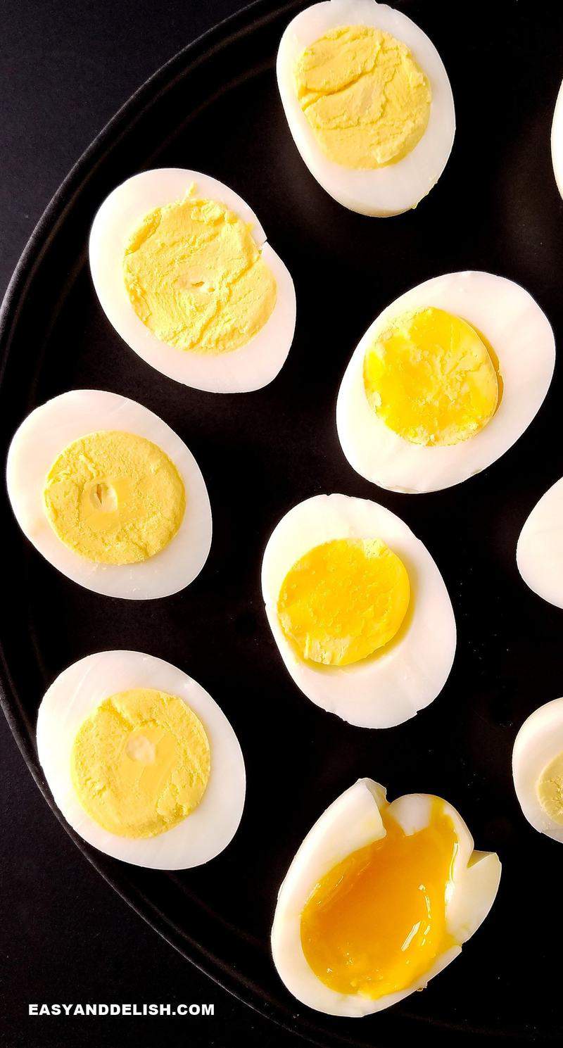 imagem mostrando um monte ovos cozidos com gemas moles, em ponto medio, e duras